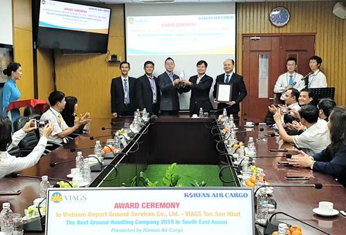 Ban Giám đốc VIAGS chi nhánh Tân Sơn Nhất đón nhận cúp chứng nhận và bằng khen chất lượng dịch vụ do đại diện Korean Air Cargo trao tặng